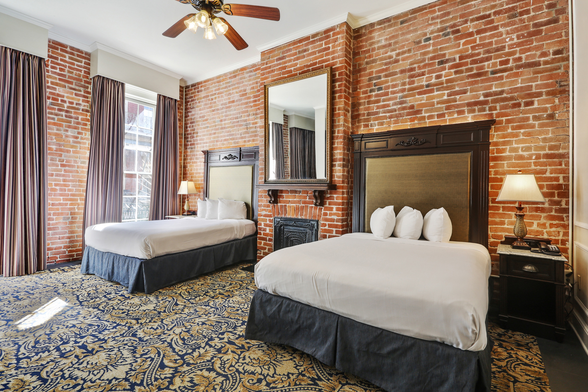 2 Queen Bed Place d'Armes