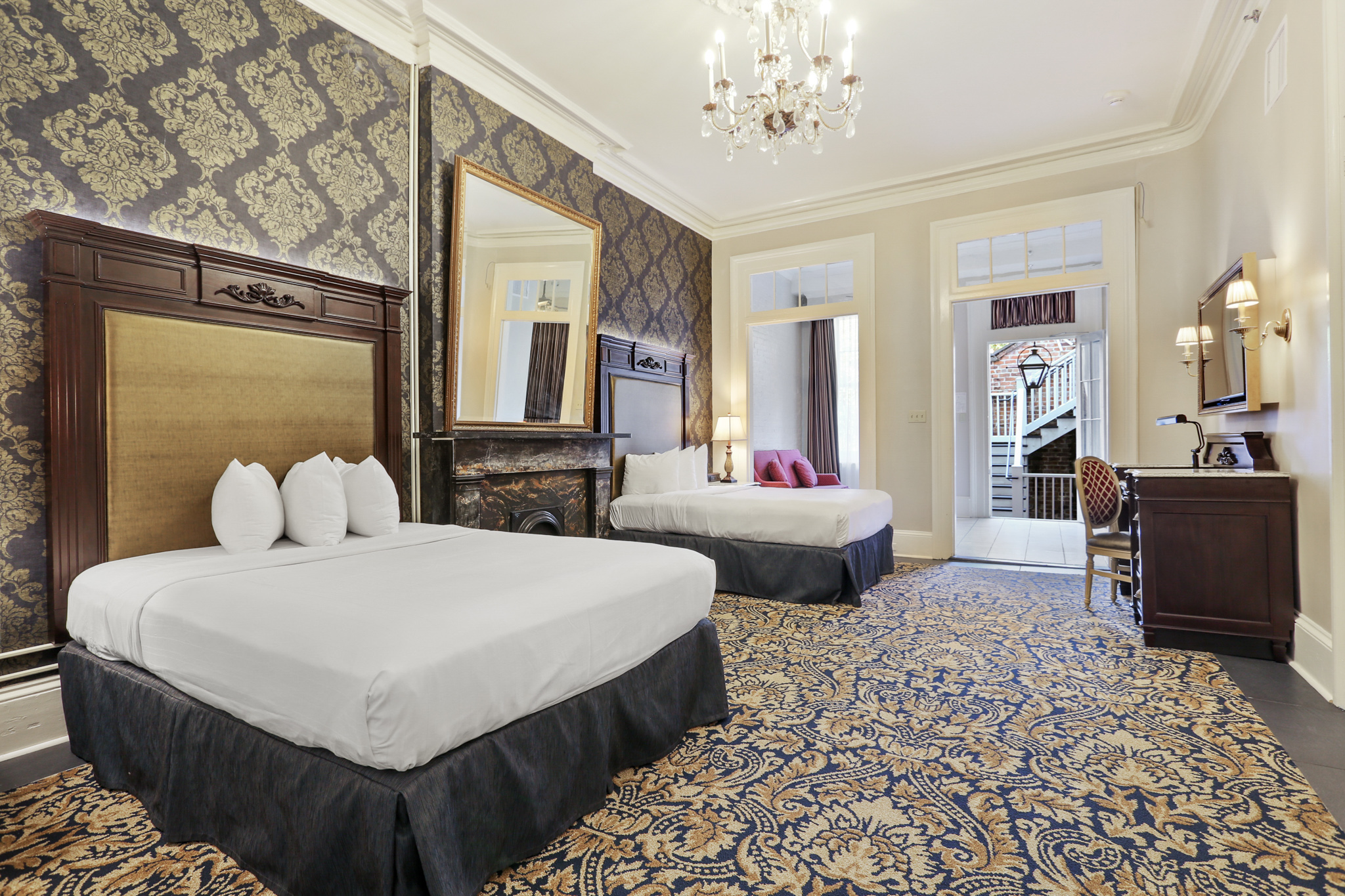 Suite 2 Queens with Palor Room 222